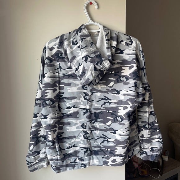 💙BOGO💙 Pretty Little Thing Camouflage Hoodie Medium - Picture 3 of 3